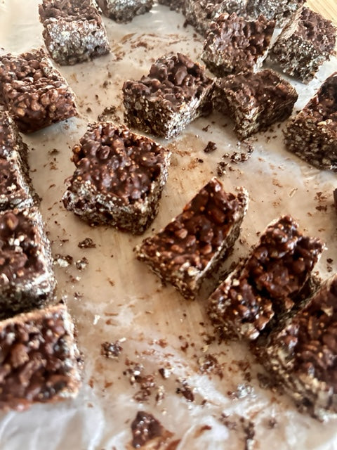 No-Bake Dark Chocolate Puffed Quinoa Bars